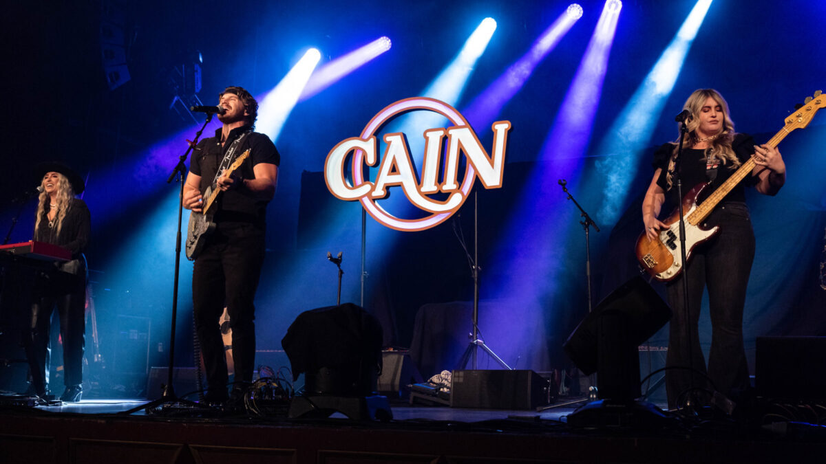 Crowd at a Cain - Band show